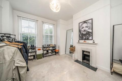 2 bedroom flat to rent, Mantilla Road, London SW17