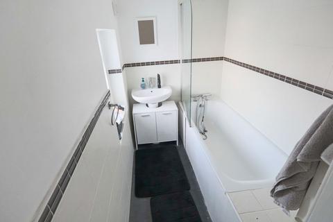 Flat 2, 56 Westway, Caterham, CR3 5TP