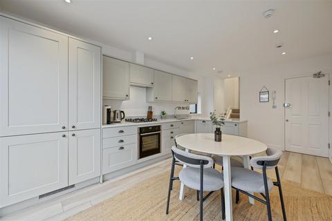 2 bedroom flat for sale, Bloemfontein Road, London W12