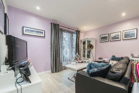 2 bedroom flat for sale, Sidmouth Avenue, Isleworth TW7