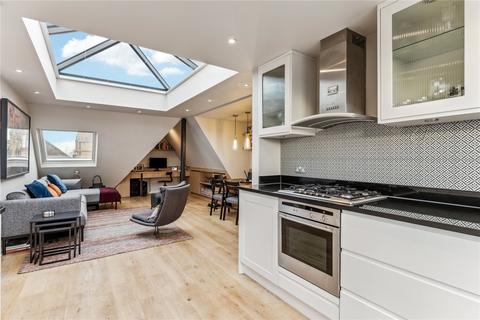 3 bedroom apartment for sale, Broomwood Road, SW11