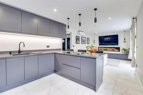 9 Holyrood Drive, Westcliff-on-sea, SS0 9XY
