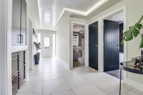 9 Holyrood Drive, Westcliff-on-sea, SS0 9XY