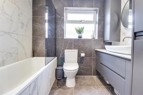 9 Holyrood Drive, Westcliff-on-sea, SS0 9XY