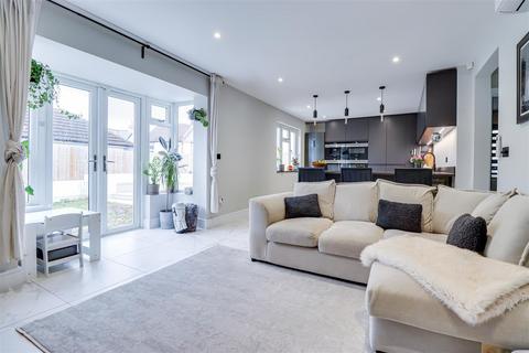 9 Holyrood Drive, Westcliff-on-sea, SS0 9XY