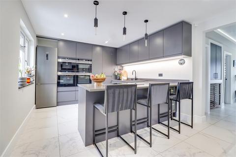 9 Holyrood Drive, Westcliff-on-sea, SS0 9XY