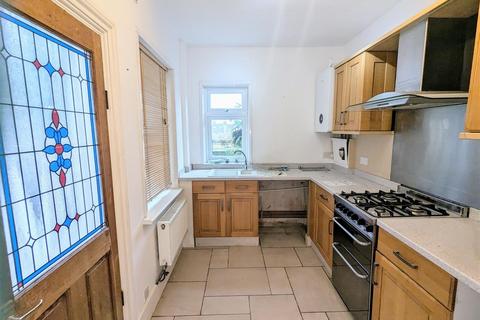 4 bedroom semi-detached house to rent, Weston Road, Rochester