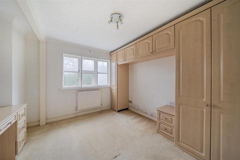 2 bedroom flat for sale, The Chase, Stanmore HA7