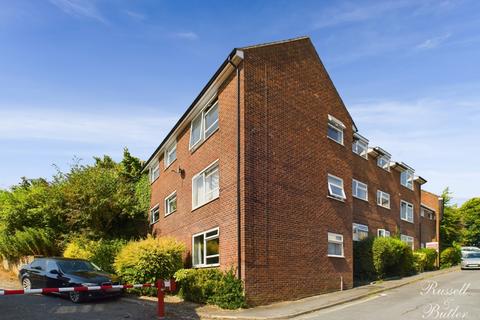 2 bedroom flat to rent, Moat House Flats Elm Street, Buckingham, MK18 1EU