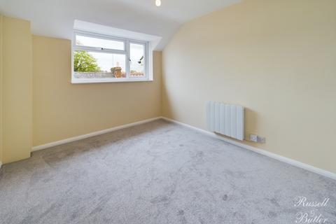 2 bedroom flat to rent, Moat House Flats Elm Street, Buckingham, MK18 1EU