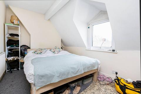 3 bedroom flat to rent, Grove Vale, East Dulwich, London, SE22