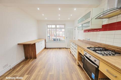 3 bedroom terraced house to rent, Russell Avenue, Wood Green, N22