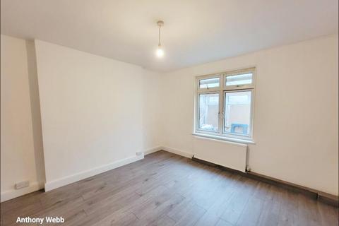 3 bedroom terraced house to rent, Russell Avenue, Wood Green, N22