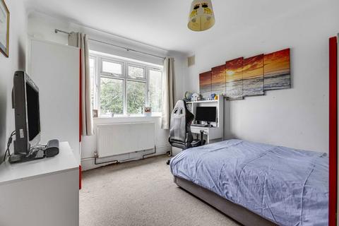 3 bedroom flat for sale, Lancaster Close, Kingston Upon Thames KT2