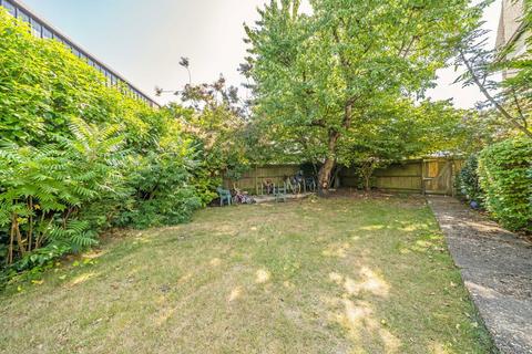 16 Lancaster Close, Kingston Upon Thames, KT2 5NH