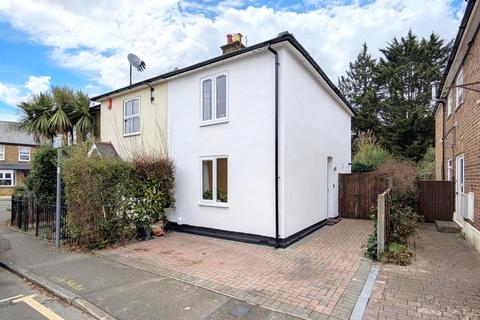 2 bedroom semi-detached house to rent, 25 Oaks Road, Woking GU21