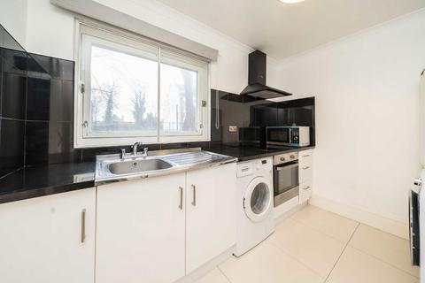 2 bedroom flat to rent, Nantes Close, London SW18