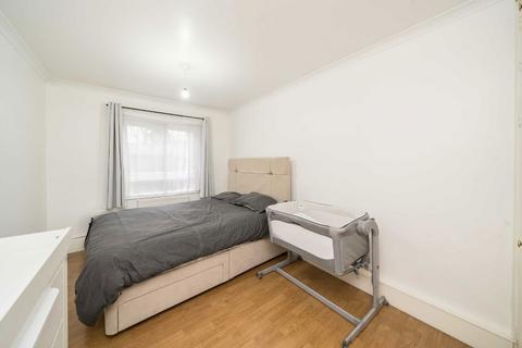 2 bedroom flat to rent, Nantes Close, London SW18