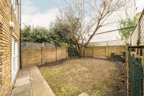 2 bedroom flat to rent, Nantes Close, London SW18