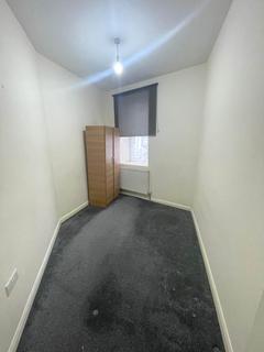 3 bedroom flat to rent, 57 The Green, Southall