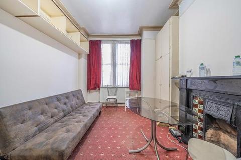 2 bedroom flat for sale, Avarn Road, London, SW17