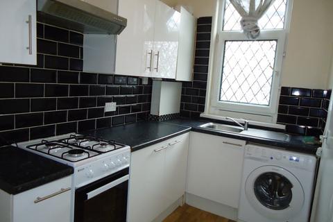 2 bedroom end of terrace house to rent, Runswick Avenue, Leeds LS11