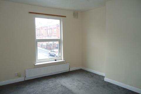 2 bedroom end of terrace house to rent, Runswick Avenue, Leeds LS11