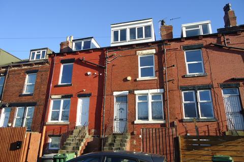 2 bedroom end of terrace house to rent, Rydall Place, Leeds LS11