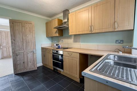 2 bedroom ground floor flat for sale, Weirside Court, Edington