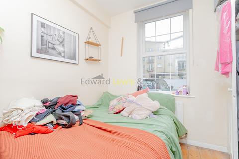 3 bedroom flat to rent, Cambridge Heath Road, London E2