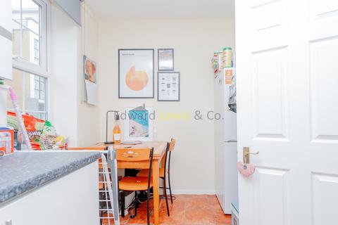 3 bedroom flat to rent, Cambridge Heath Road, London E2