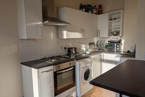 2 bedroom flat to rent, Raeberry Street, Kelvinbridge G20