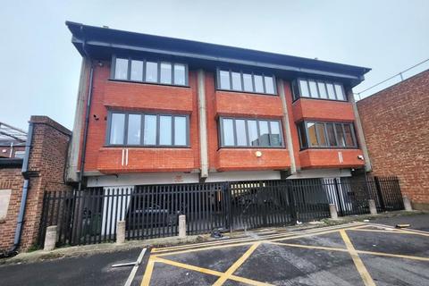 2 bedroom apartment to rent, Chertsey