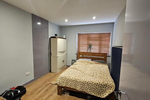 2 bedroom apartment to rent, Greenwich SE3