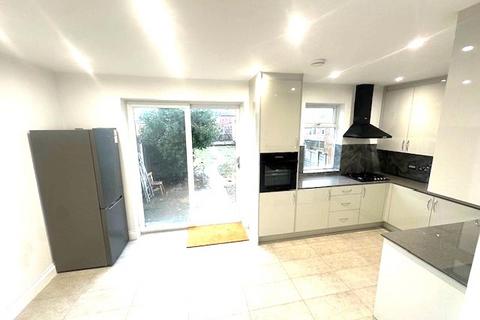 4 bedroom end of terrace house to rent, Hounslow TW3