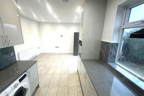 4 bedroom end of terrace house to rent, Hounslow TW3