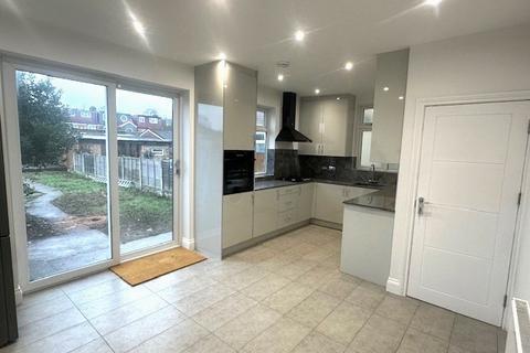 4 bedroom semi-detached house to rent, Hounslow TW3