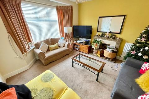 3 bedroom end of terrace house for sale, Hitchin Road, Luton, Bedfordshire, LU2 7SP