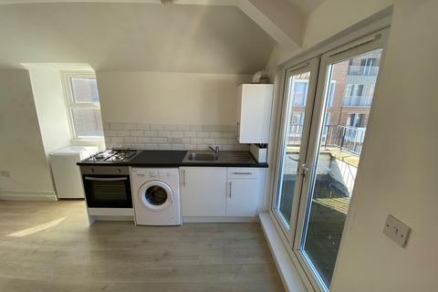 Studio to rent, New Parade, Worthing