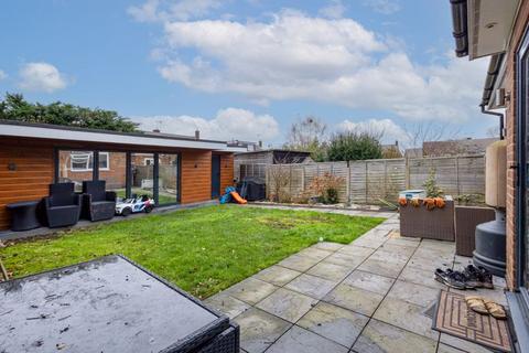 4 bedroom semi-detached house to rent, Cornfield Road, Bushey