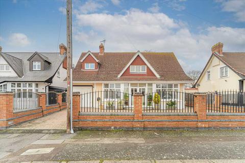 4 bedroom detached house to rent, Curtis Road, Hornchurch, Hornchurch