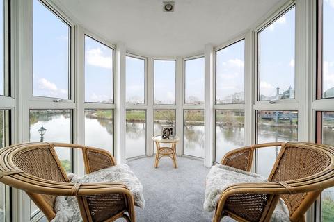 3 bedroom apartment for sale, Superb Quayside property with super views.