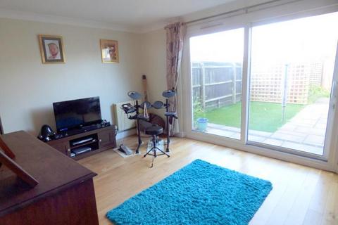 3 bedroom end of terrace house to rent, Wheatcroft, Wick