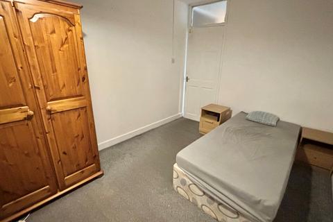 2 bedroom flat to rent, Gregory Court, NG7