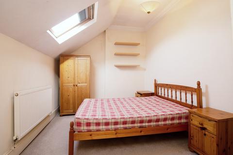 2 bedroom flat to rent, Ninian Road