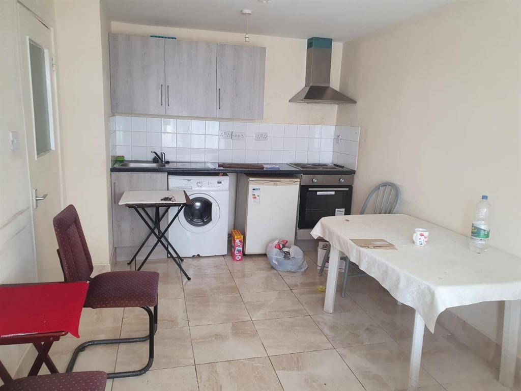 Advertising pictures flat 45 St Clements Court Jul