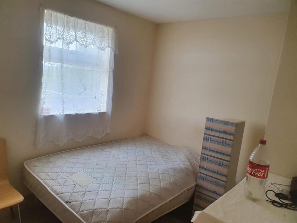 Advertising pictures flat 45 St Clements Court Jul