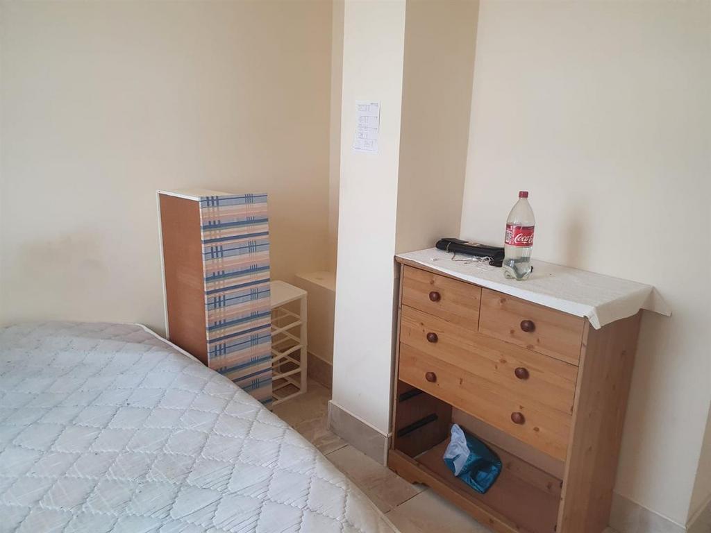Advertising pictures flat 45 St Clements Court Jul