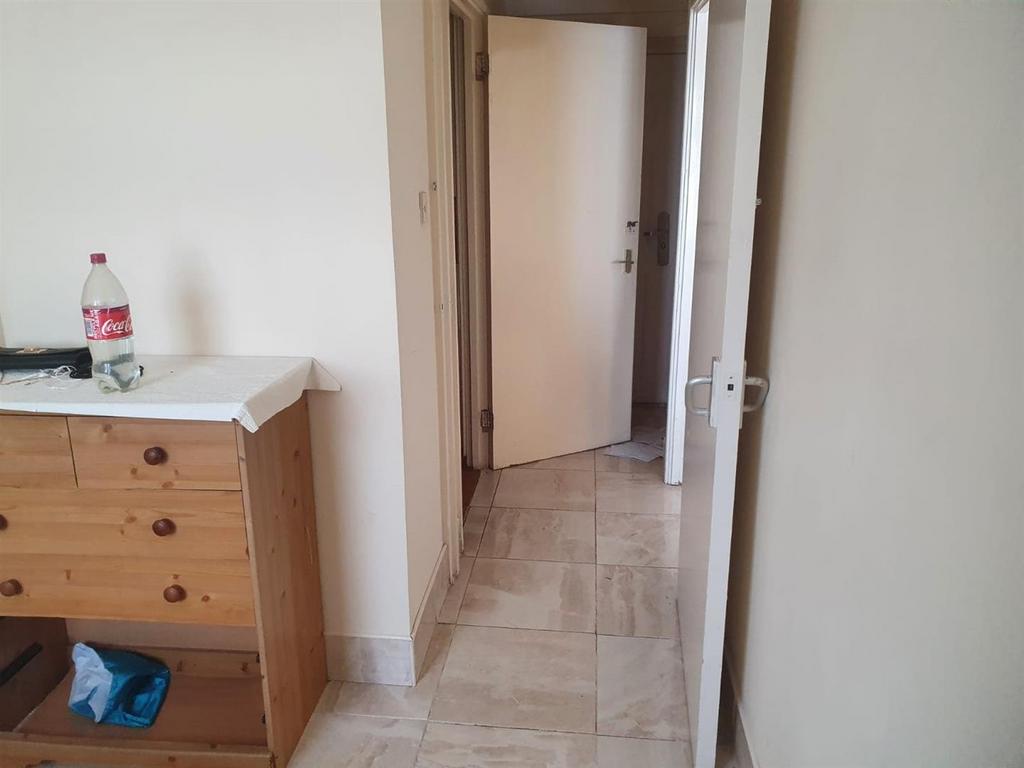 Advertising pictures flat 45 St Clements Court Jul