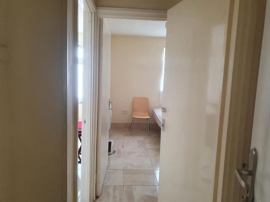 Advertising pictures flat 45 St Clements Court Jul